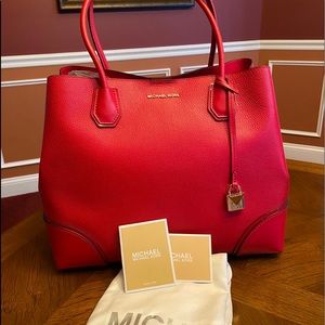 “Trade”//MICHAEL KORS MERCER GALLERY LARGE TOTE